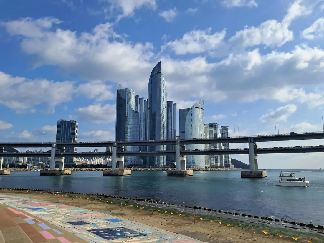 광안대교와 마린시티 일대의 부산 수변 풍경